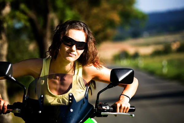 Menina da motocicleta — Fotografia de Stock