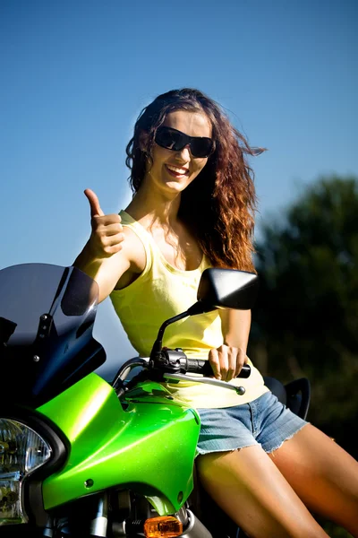 Moottoripyörä tyttö — kuvapankkivalokuva