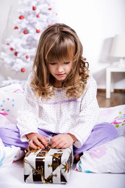 ベッドの中でクリスマスの女の子 ロイヤリティフリーのストック画像