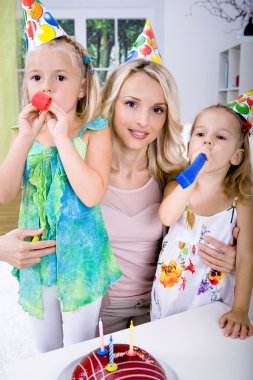 doğum günü kutluyor