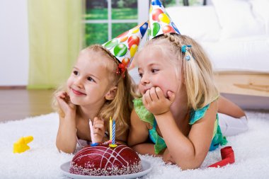 doğum günü kutluyor