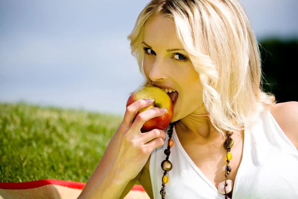 Mulher com uma maçã — Fotografia de Stock