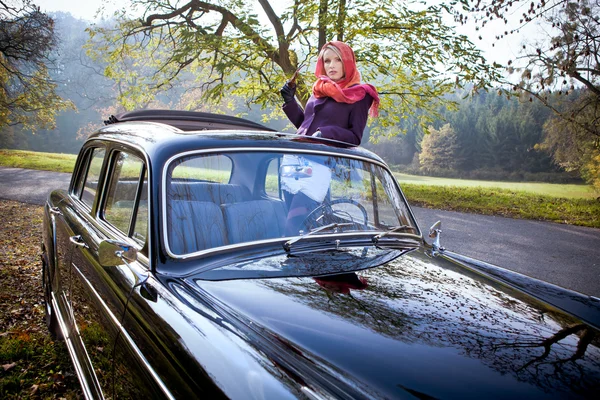 Chica y coche — Foto de Stock