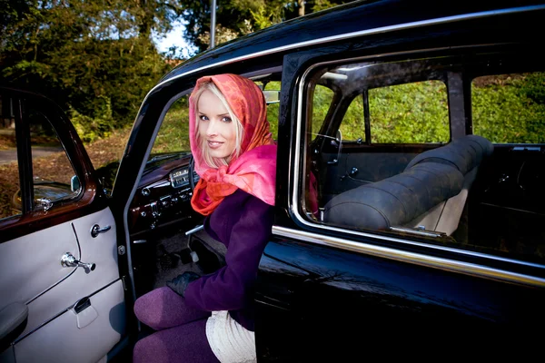 Flicka och bil — Stockfoto