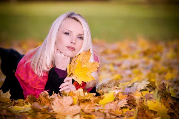 秋の公園の女 — ストック写真
