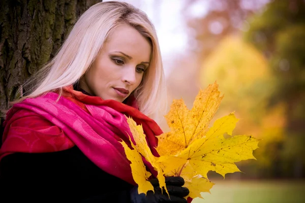 Femme dans le parc d'automne — Photo