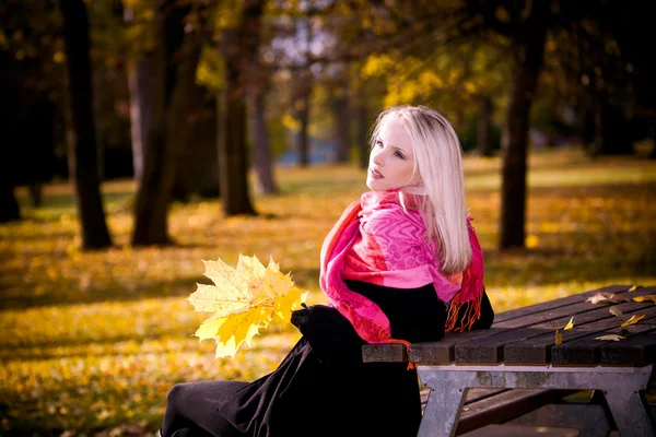 Mulher no parque de outono — Fotografia de Stock