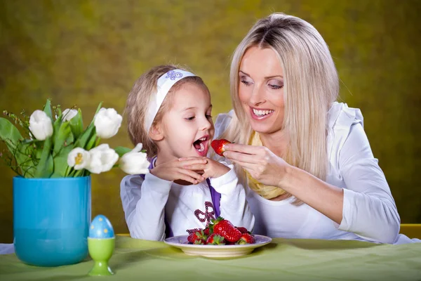Madre e hija comiendo fresa — Foto de Stock