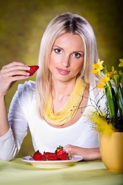Žena s jahodami — Stock fotografie
