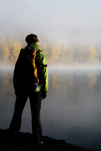 湖でのハイキング — ストック写真