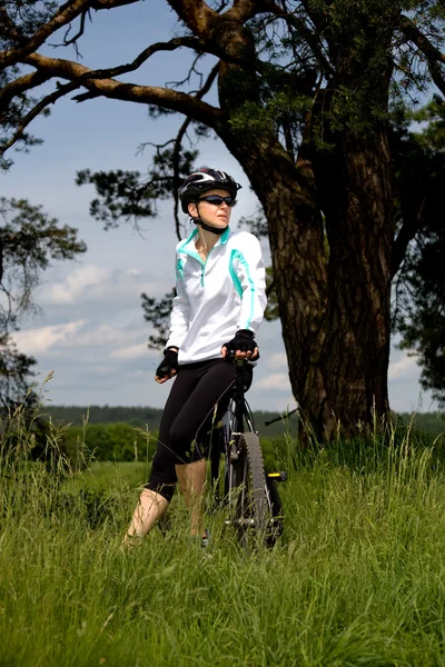 Mujer ciclista — Foto de Stock