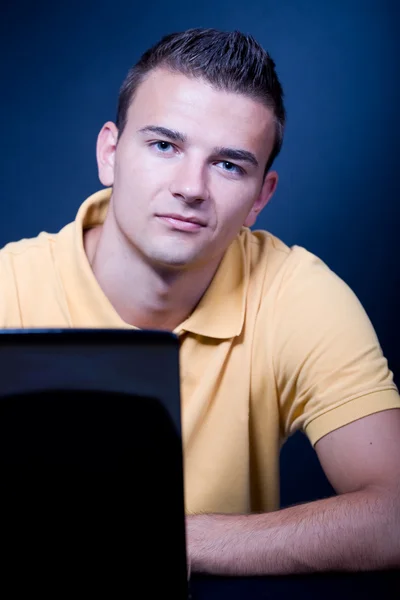 Άνθρωπος με φορητό υπολογιστή — Φωτογραφία Αρχείου