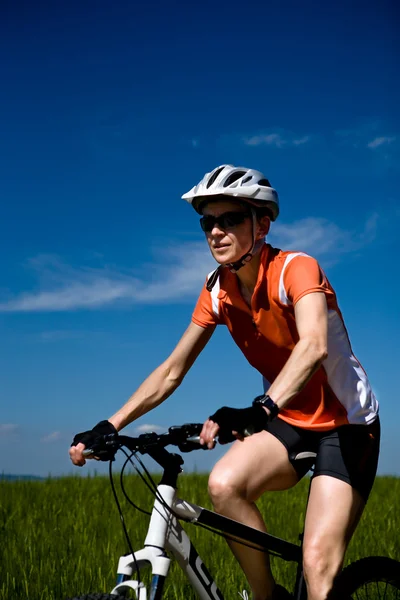 Bisiklete binme kadın — Stok fotoğraf