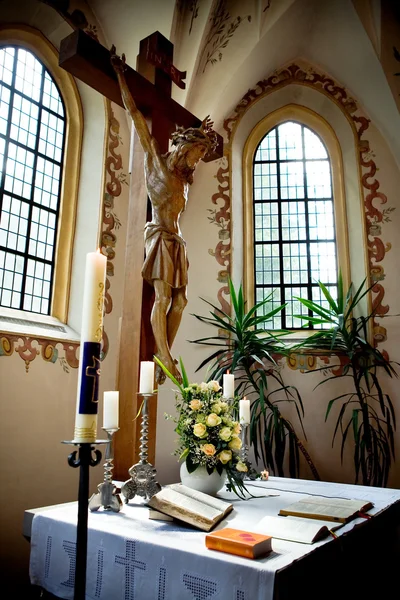 Sainte Bible et fleurs sur l'autel dans l'église — Photo
