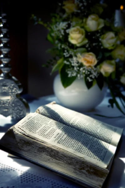 Bibeln och blommor på altaret i kyrkan — Stockfoto