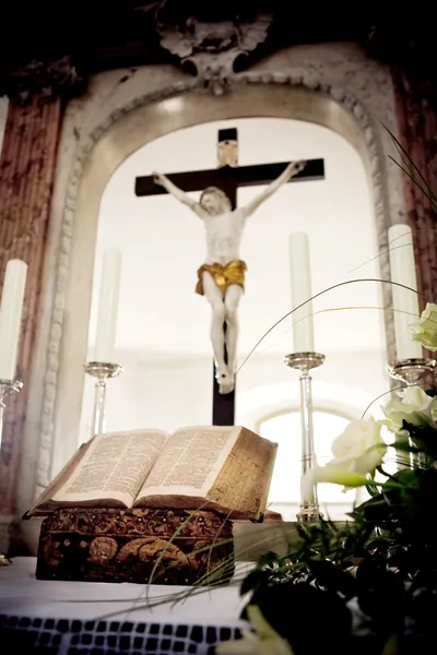 Святая Библия и цветы на алтаре в церкви — стоковое фото