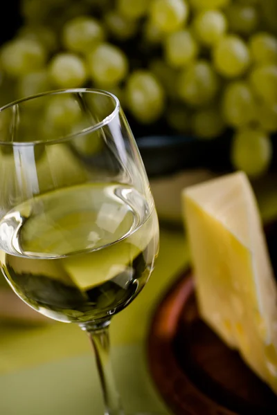 Garrafa de vinho e queijo — Fotografia de Stock