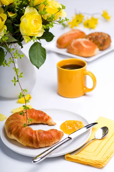 Keltainen aamiainen — kuvapankkivalokuva
