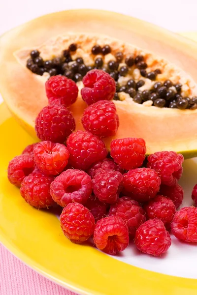 Raspberries and papaya — Stock Photo, Image