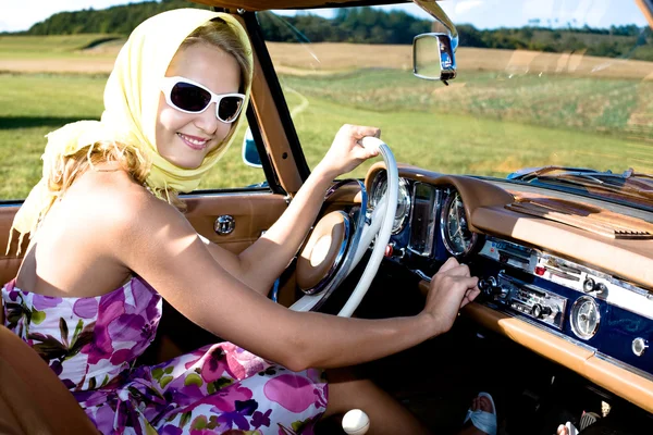 Kadın ve klasik araba. — Stok fotoğraf