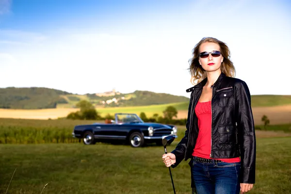 Golf dziewczyna i klasyczny samochód — Zdjęcie stockowe