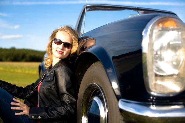 Dívka a klasické auto — Stock fotografie