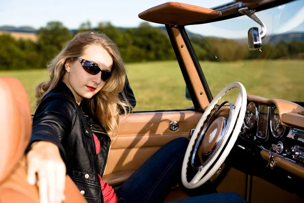 Mujer y coche clásico —  Fotos de Stock