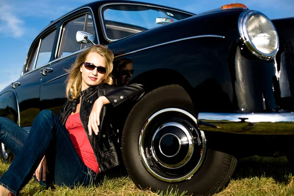 Woman and classic car — Stock Photo, Image