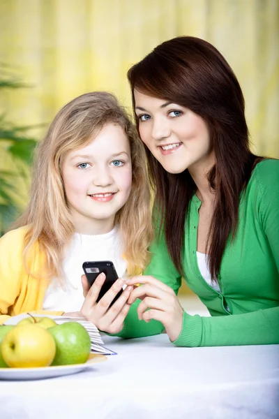 Két lány-egy cellphone-val — Stock Fotó
