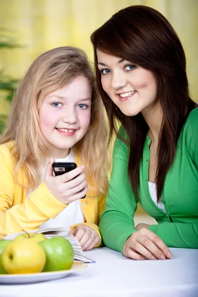 Dwie dziewczyny z telefon — Zdjęcie stockowe