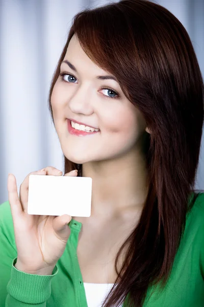 Flicka med bankkort — Stockfoto