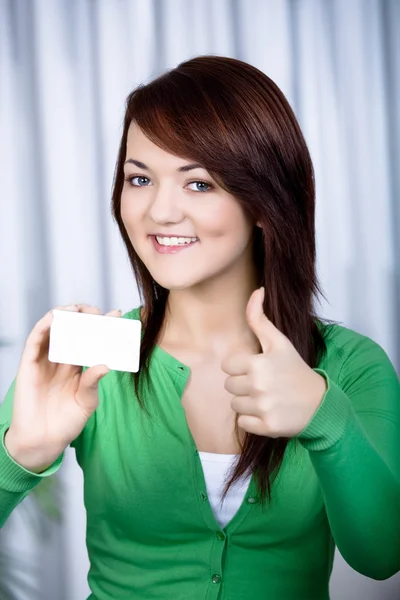 Девушка с банковской картой — стоковое фото
