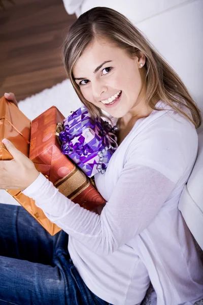 贈り物を持つ若い女性 — ストック写真