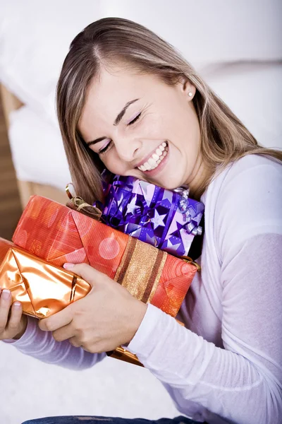 Молода жінка з подарунками — стокове фото