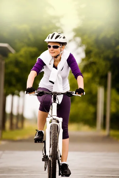 Cyklistické žena — Stock fotografie