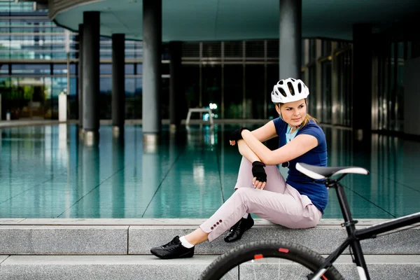 女性のサイクリング — ストック写真