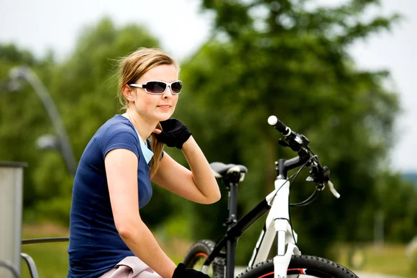 Bisiklete binme kadın — Stok fotoğraf