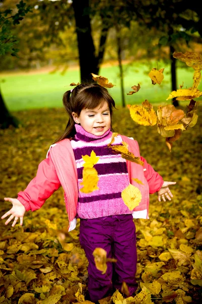 Κοριτσάκι στο πάρκο του φθινοπώρου — Φωτογραφία Αρχείου