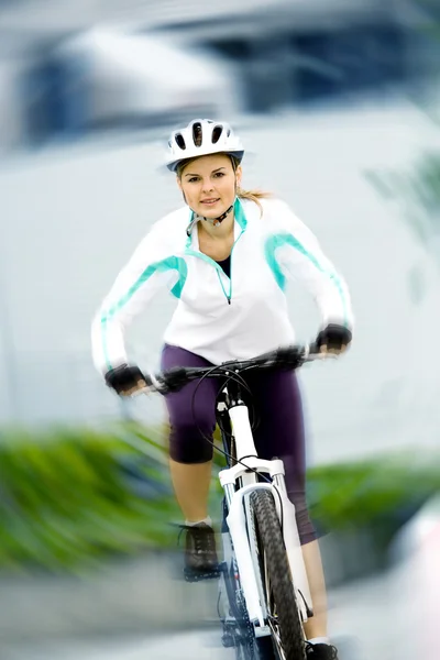 女性のサイクリング — ストック写真