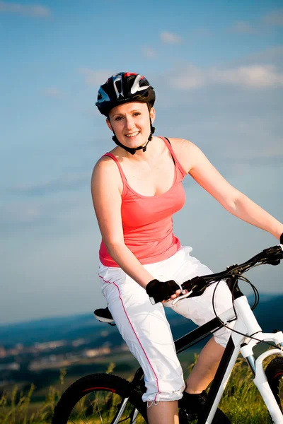 Mulher de ciclismo — Fotografia de Stock