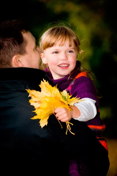 秋天公园里的小女孩 — 图库照片