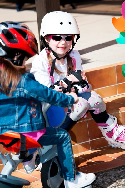 Menina patinando — Fotografia de Stock