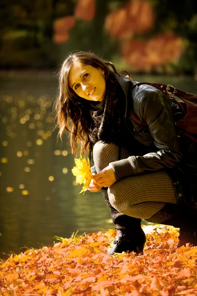 Sonbahar parkındaki kadın. — Stok fotoğraf