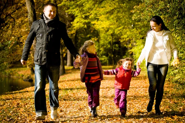 Familia joven en el parque de otoño — Foto de Stock