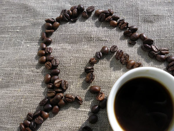 Tasse de café au cœur des grains de café — Photo