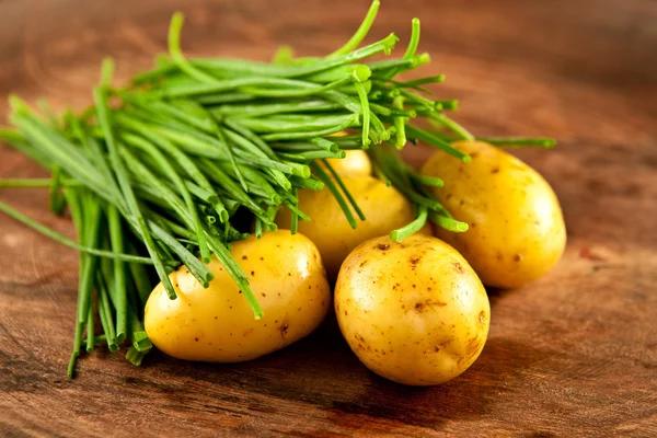 Kartoffeln und Schnittlauch — Stockfoto