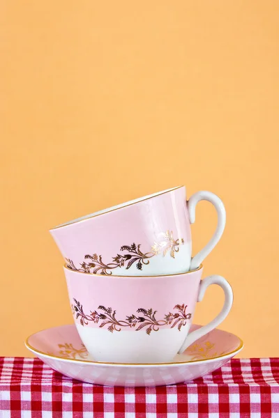 Две чашки в стиле ретро — стоковое фото