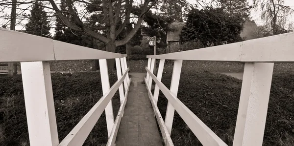 Ponte pedonale bianco — Foto Stock