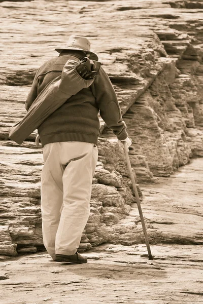 Homem velho andando — Fotografia de Stock