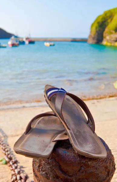 Sandały na plaży — Zdjęcie stockowe